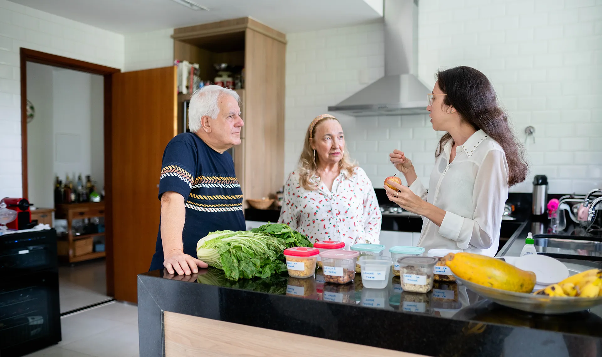 Di&auml;tberatung im Reha-Zentrum Felbring &ndash; Di&auml;tologin erkl&auml;rt Patient*innen gesunde Ern&auml;hrung in der K&uuml;che