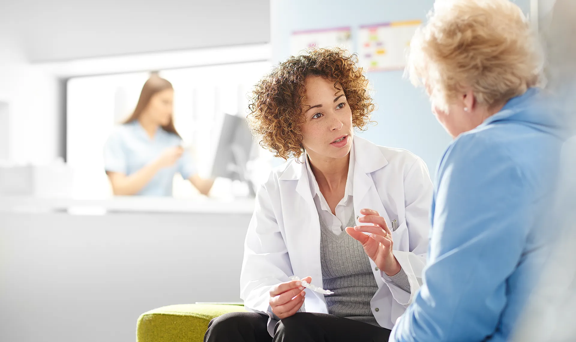 &Auml;rztliche Betreuung im Reha-Zentrum Felbring &ndash; &Auml;rztin im Gespr&auml;ch mit Patientin